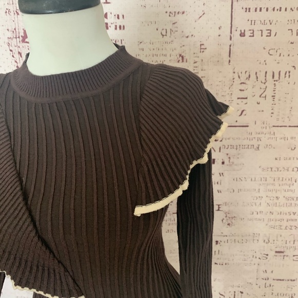 Ribbed crew neck ruffled shoulder sweater - Picture 6 of 9